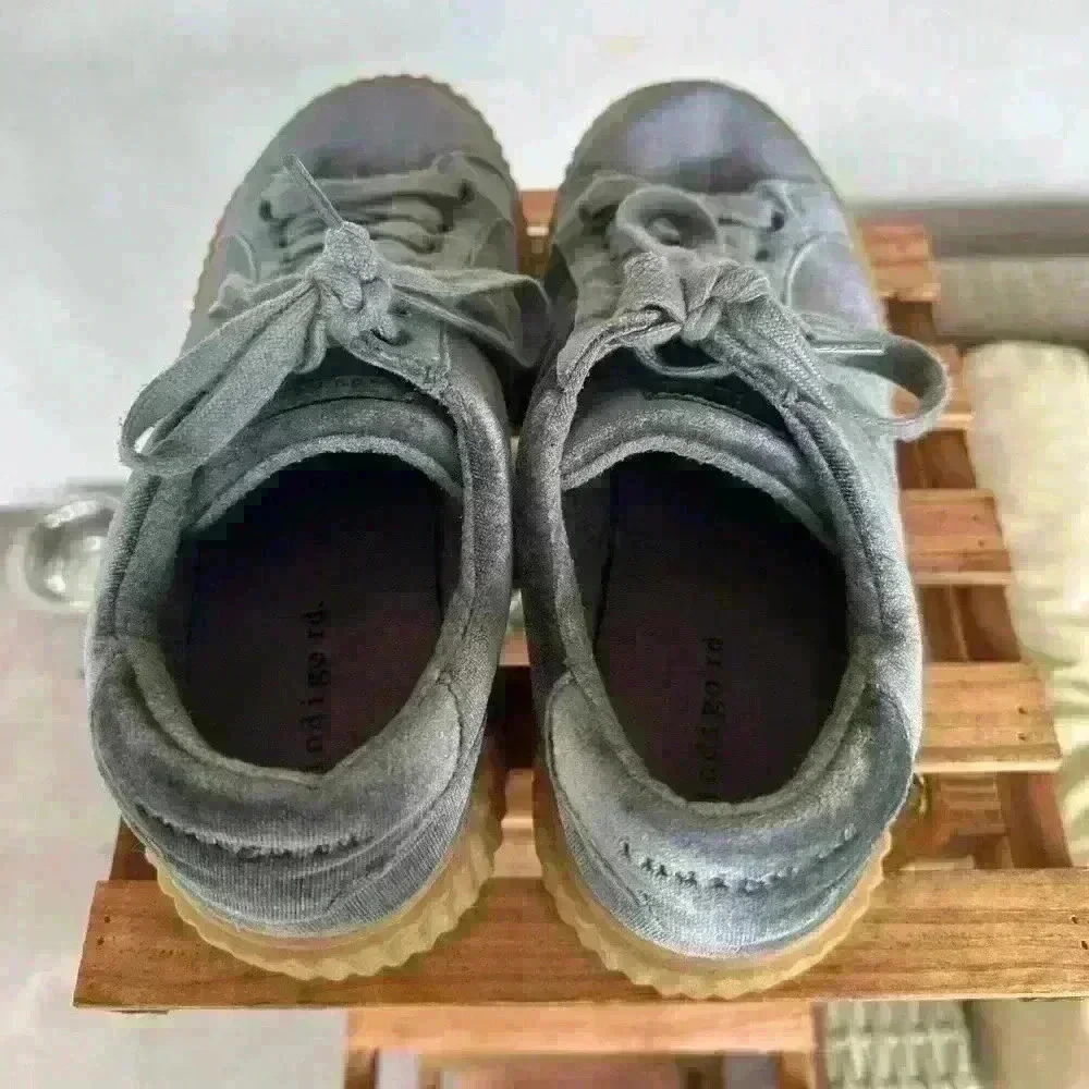 Indigo Rd. Velvet/suede sneakers. Size 9.5 charcoal gray - Picture 4 of 9